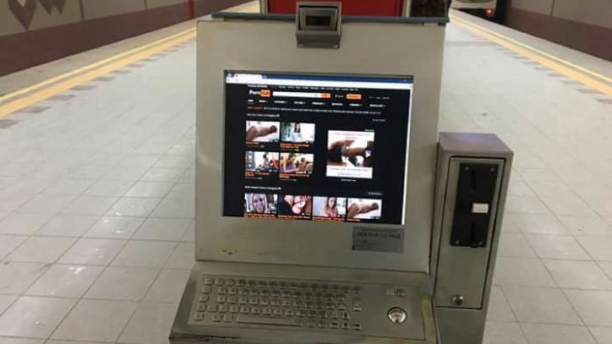 Първо в БЛИЦ: Гледат порно на метростанция "Константин Величков"! (СНИМКА 18+)