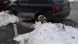 Пешеходци газят в преспите около мол заради този нагъл шофьор (СНИМКА) 