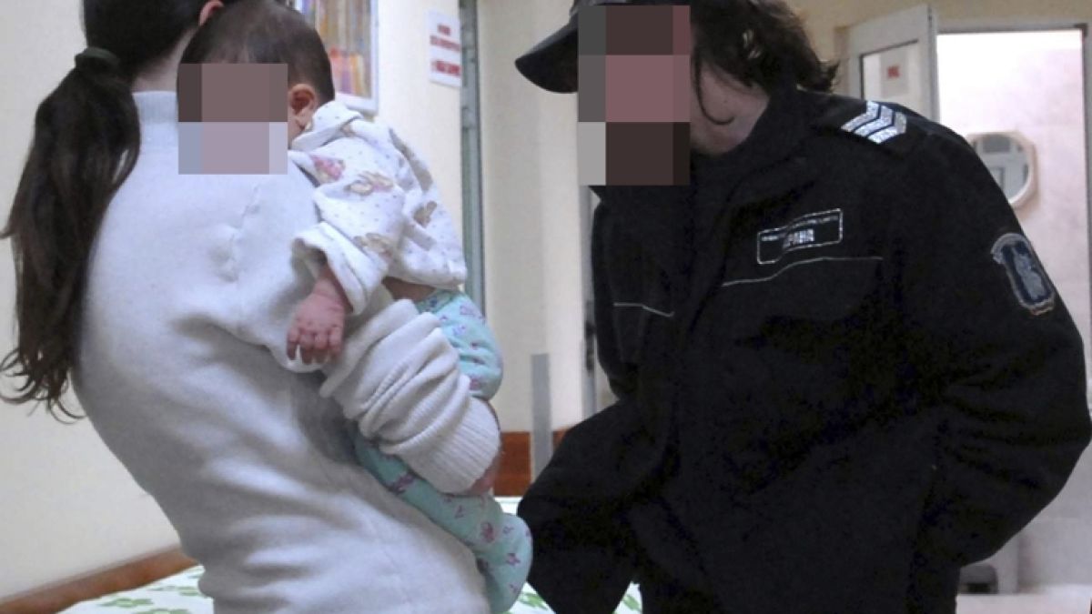 Студентка по медицина печели като бавачка, но тъпче с мелатонин 3-годишно дете, за да може да си чати 