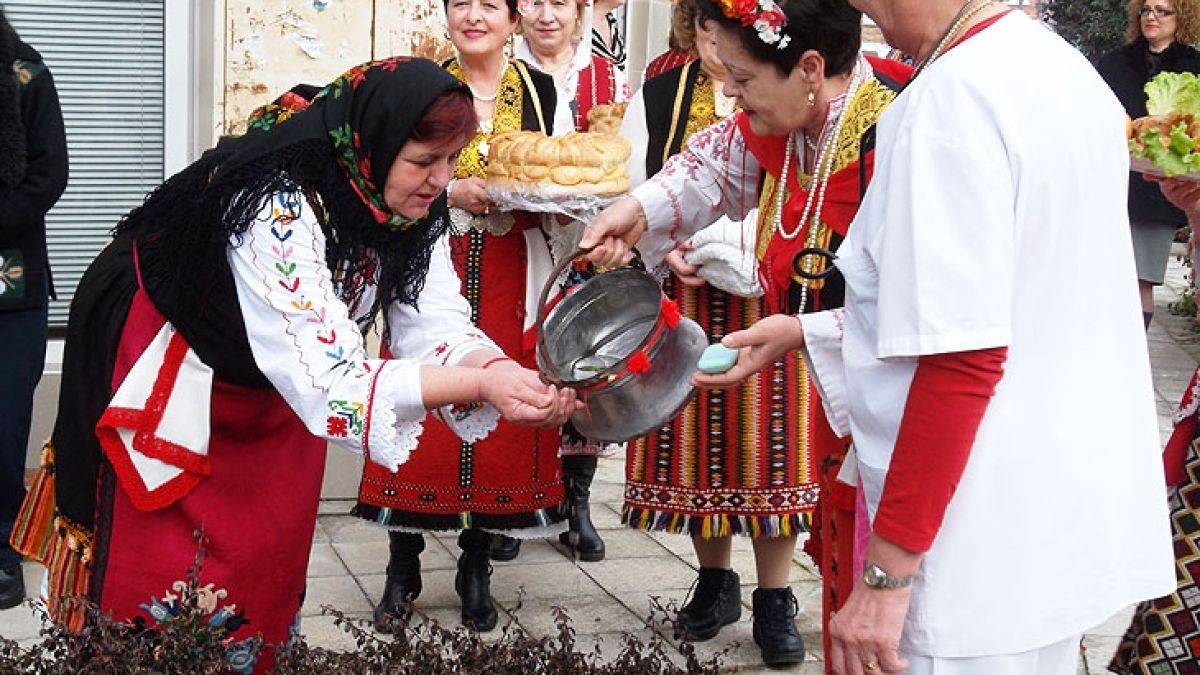В Паламарца посрещат Бабинден, нагиздени като за сватба