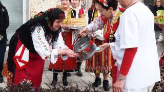 В Паламарца посрещат Бабинден, нагиздени като за сватба