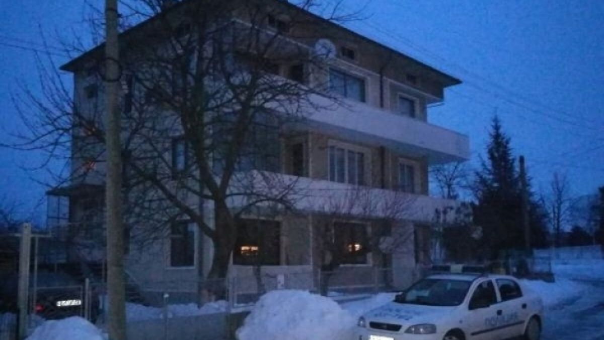 Вдигнаха трите трупа от къщата във Вълчи дол