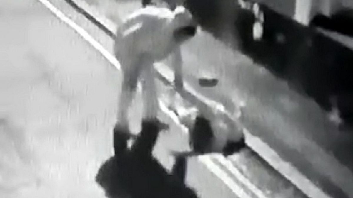 Ужас! Михаил от Бургас смаза от бой Габриела с юмруци, прати я в болницата!