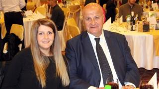 Шарлопов жени първородната си щерка за негов адаш