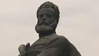 Срамота! Паметникът на Христо Ботев във Враца се руши