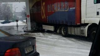 Лошо! Шофьор на ТИР се натресе в бензиностанция!