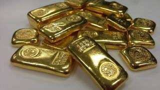 Плановете за "твърд" Брекзит и слаб долар тласнаха златото нагоре