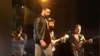 Вижте как певец прекъсна концерт, за да спаси девойка от тормоз (ВИДЕО)