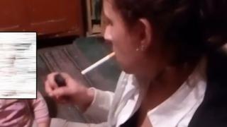 Скандално ВИДЕО и СНИМКИ (18+) с малко дете и пушеща и псуваща майка разбуниха социалните мрежи