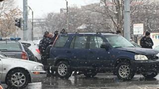 Зверски удар в Пловдив: БМВ и джип се помляха заради угаснал светофар (СНИМКИ)