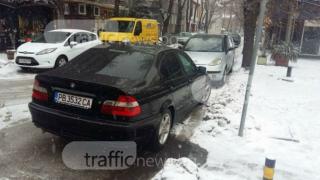 Наглост! Шофьор паркира БМВ върху изчистена пешеходна пътека, за да хапне супа (СНИМКА)
