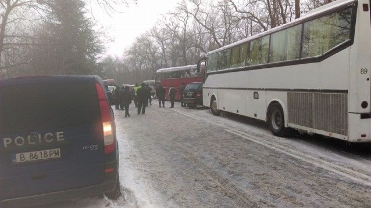 Първи СНИМКИ от смъртоносния удар на кола в автобус, пълен с деца, във Варненско