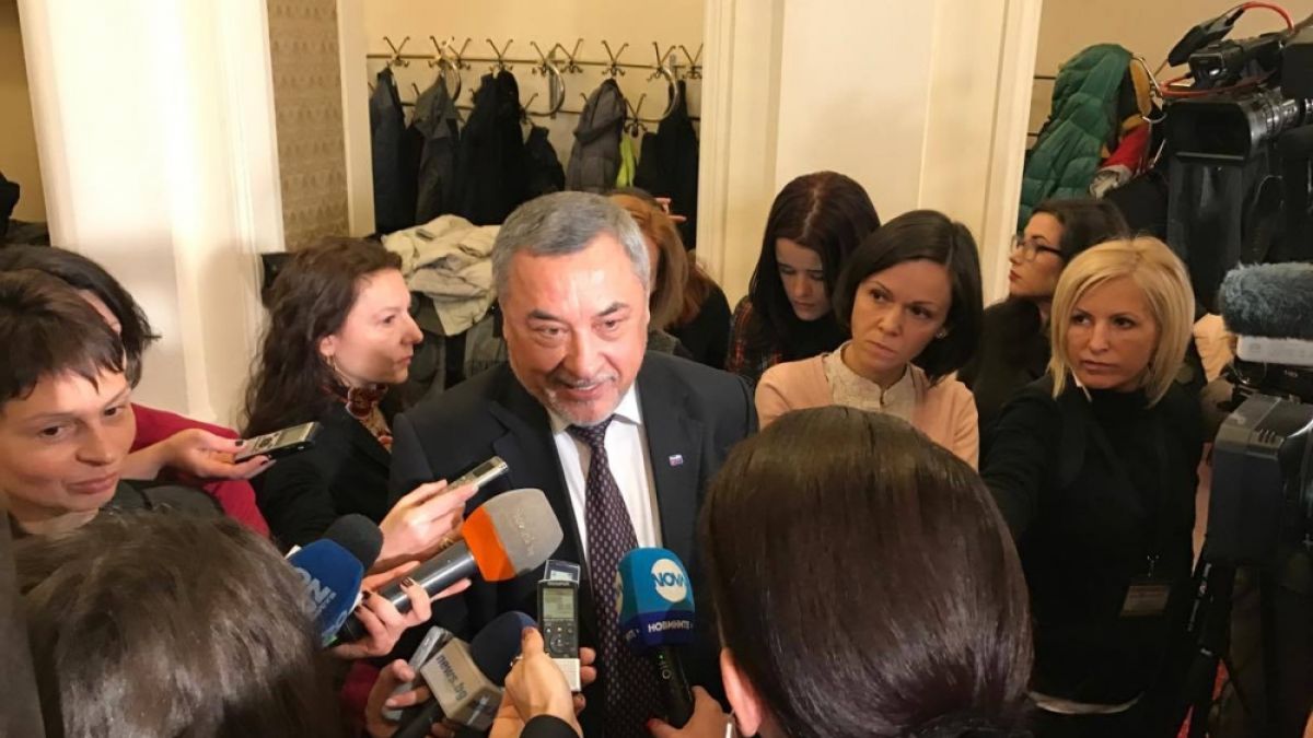 Валери Симеонов сърдито обясни защо са си тръгнали от клетвата на Радев
