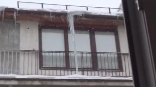Сигнал до БЛИЦ! Ето какъв сталактон има в София, не може да се премахне (ВИДЕО)