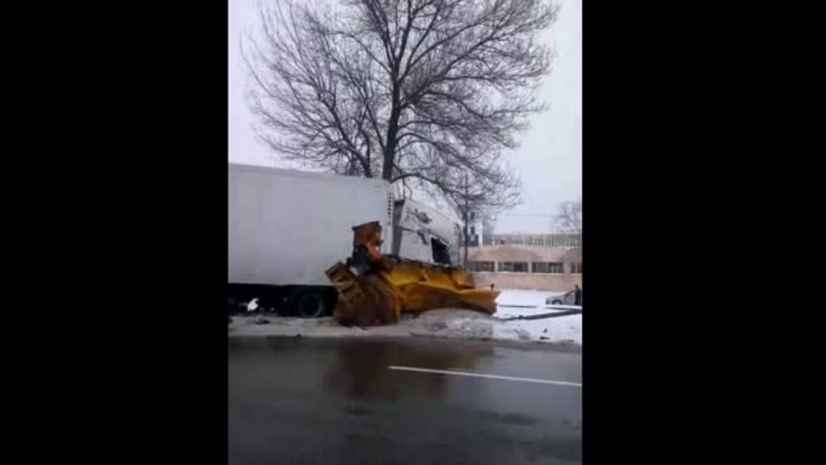 Тир блъсна снегорин във Видин (ВИДЕО)