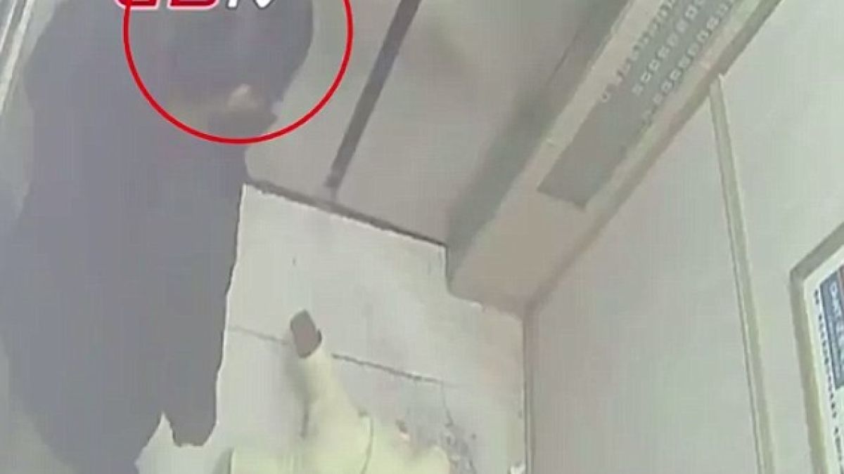 Шокиращо ВИДЕО: Майка изостави бебето си в асансьор след скандал с мъжа си 