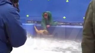 Хвърлят куче в бурни води за снимки на филм (ВИДЕО)
