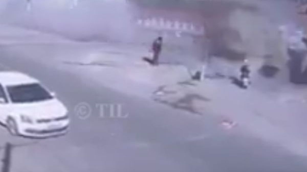 Ужасяващо ВИДЕО: Камион помете къщи и уби петима 
