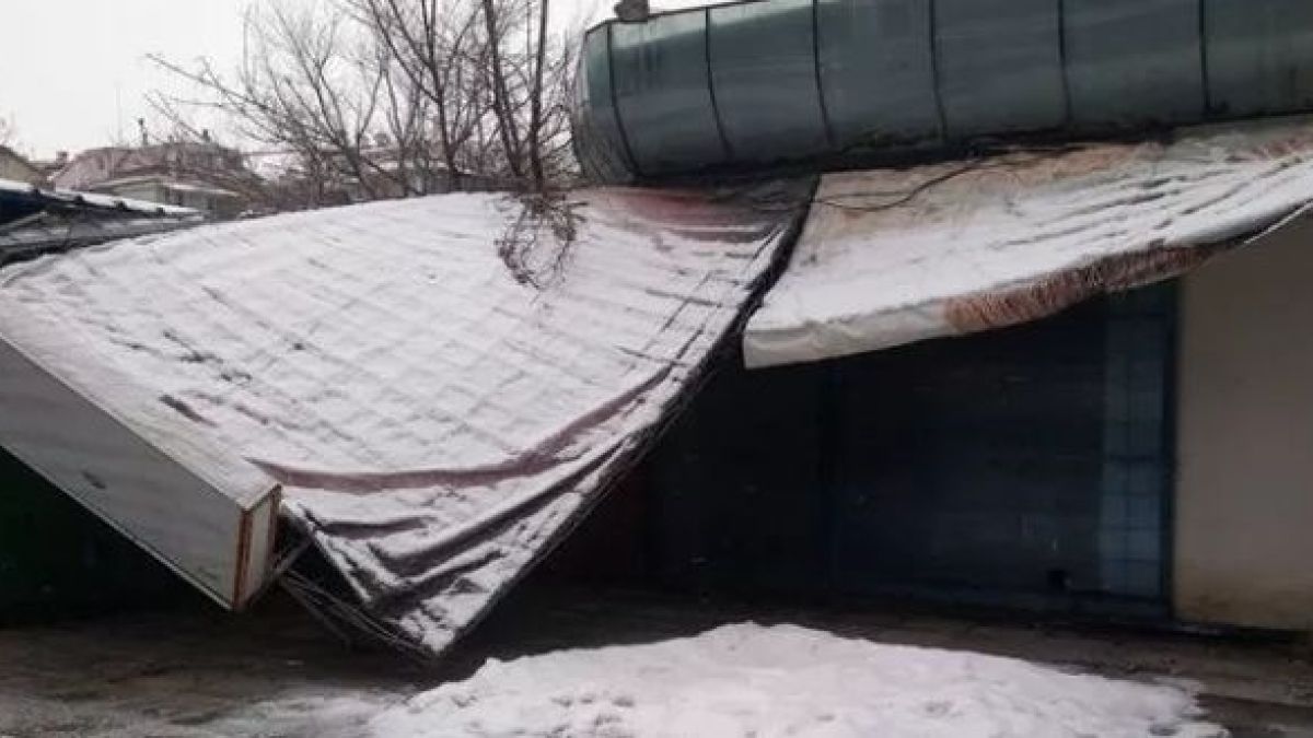Снегът направи голяма поразия в бургаски квартал (СНИМКИ)