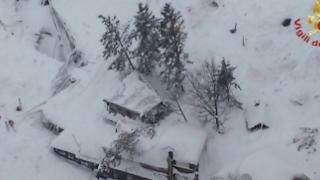 Осем са вече спасените от лавината в Италия (ВИДЕО)
