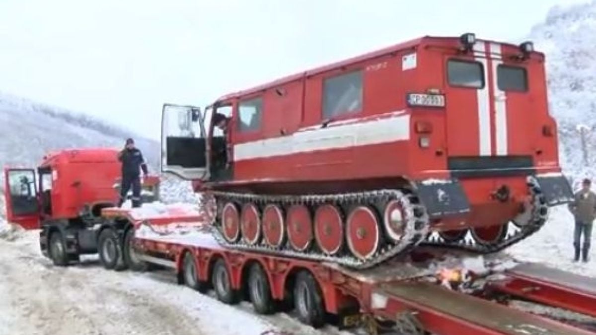Евакуираха тежко болен старец с верижна машина