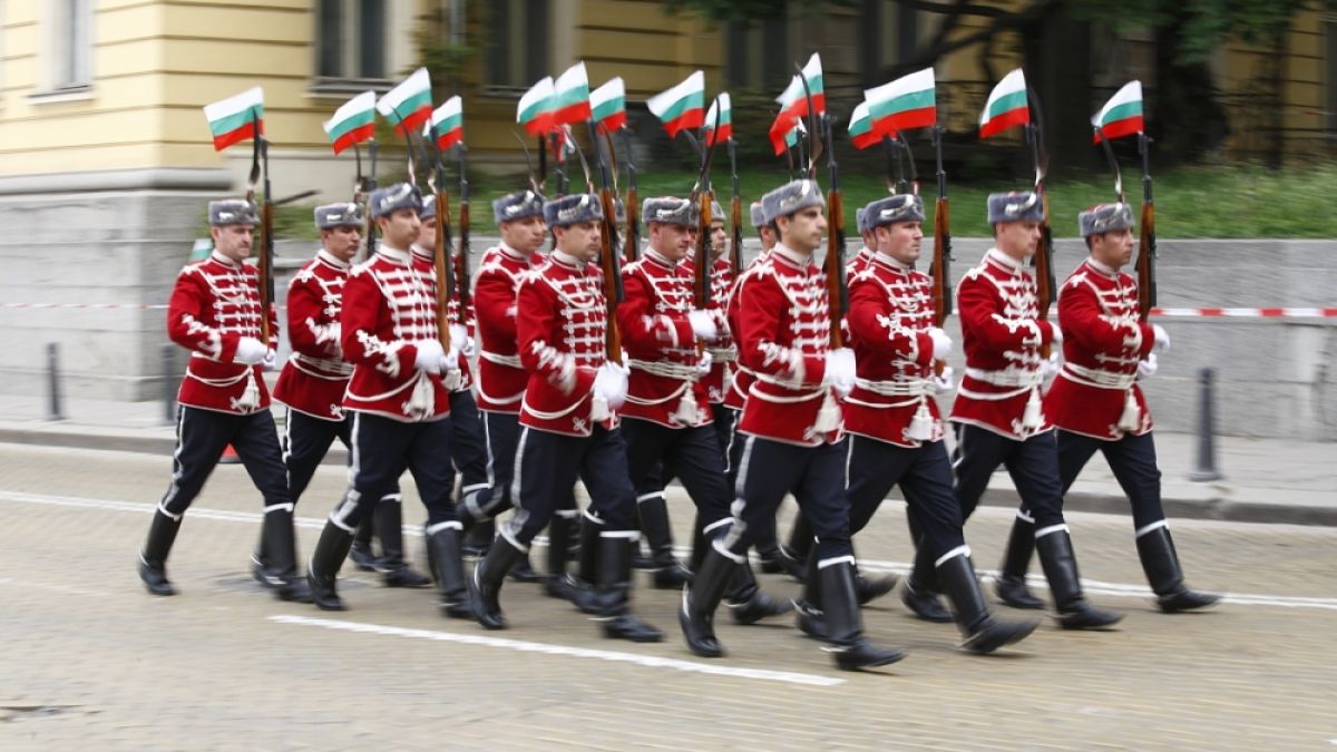 Кой ще пази Радев, има глад за гвардейци
