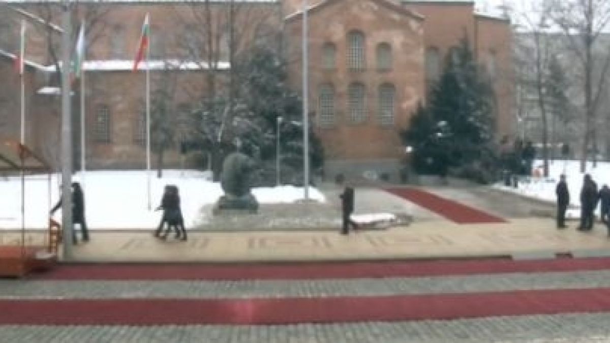 На площад „Св. Александър Невски" почерня от полиция!