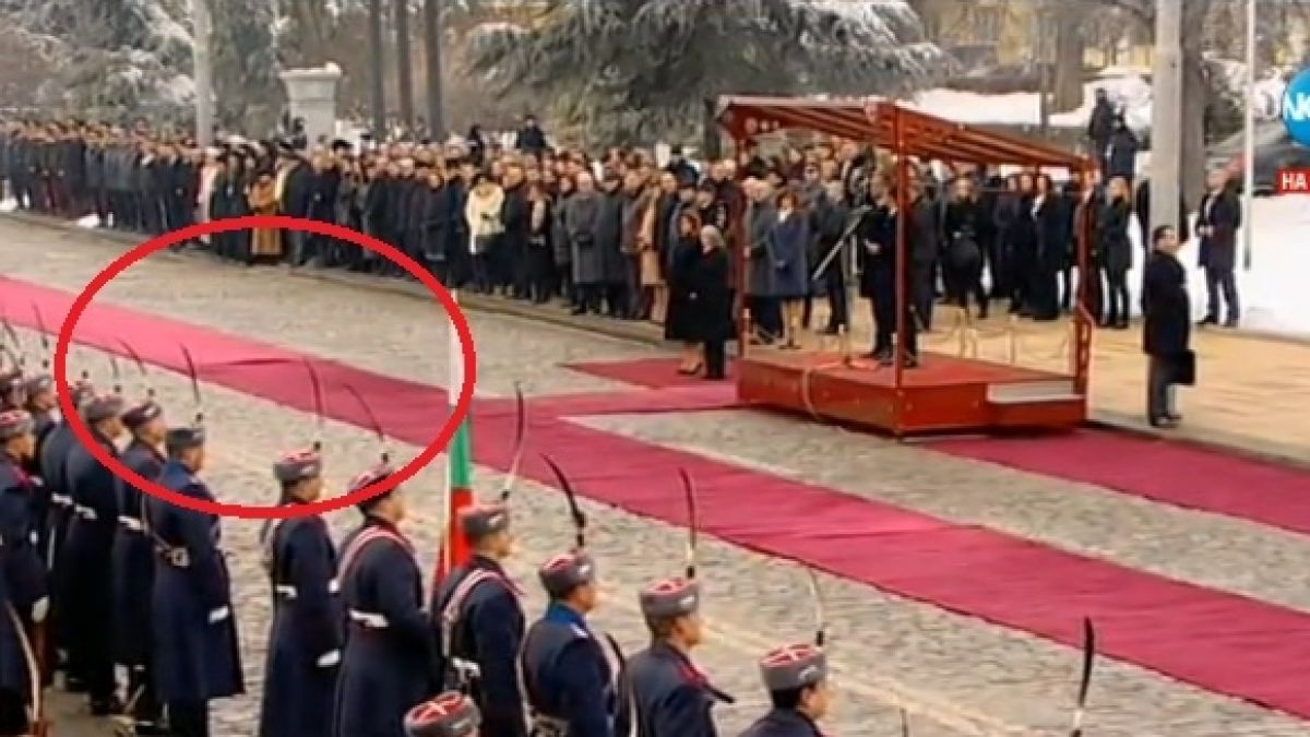Първо в БЛИЦ! Два гафа на церемонията по встъпването на новия президент (СНИМКИ)