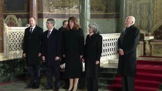 Цар Симеон Сакскобургготски си застана пред трона и никой не посмя да го приближи (СНИМКИ)