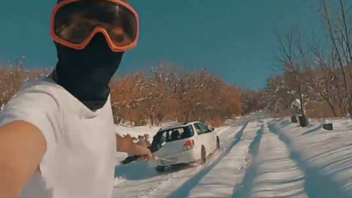Уникално ВИДЕО, вижте какво прави пловдивчанин полугол в снега