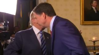 Тръмп разцелува шефа на ФБР (ВИДЕО)