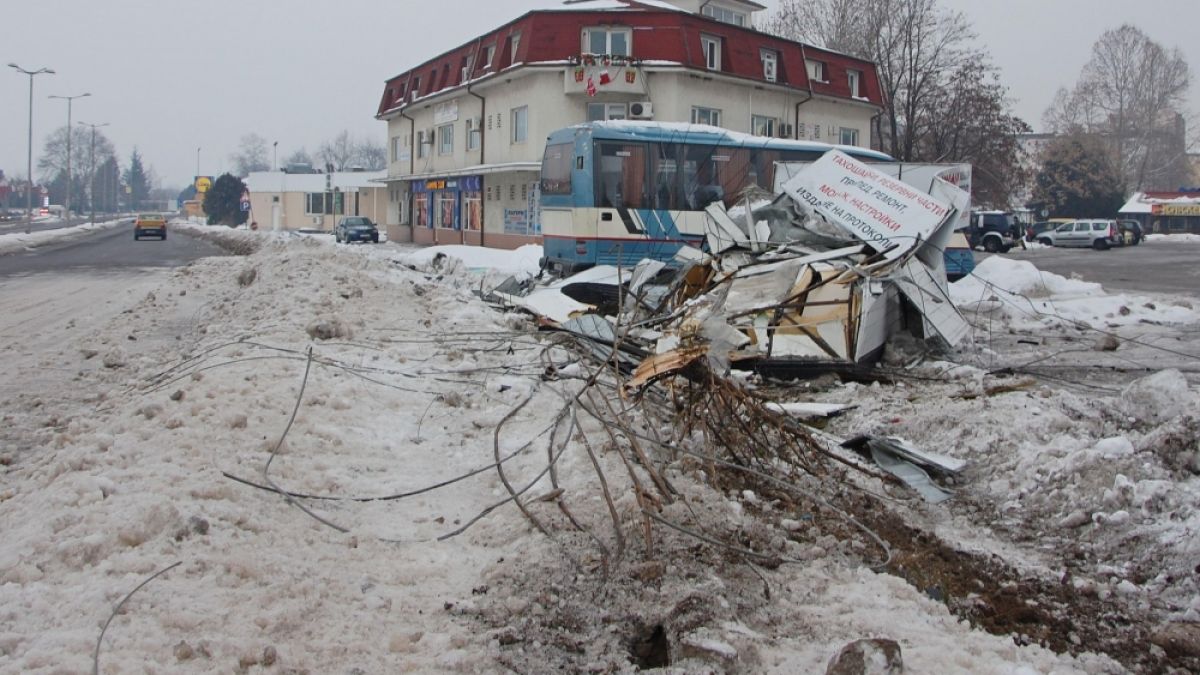 Пиян тираджия не успя да завие, помете офис, стълб и няколко коли (СНИМКИ)