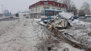 Пиян тираджия не успя да завие, помете офис, стълб и няколко коли (СНИМКИ)