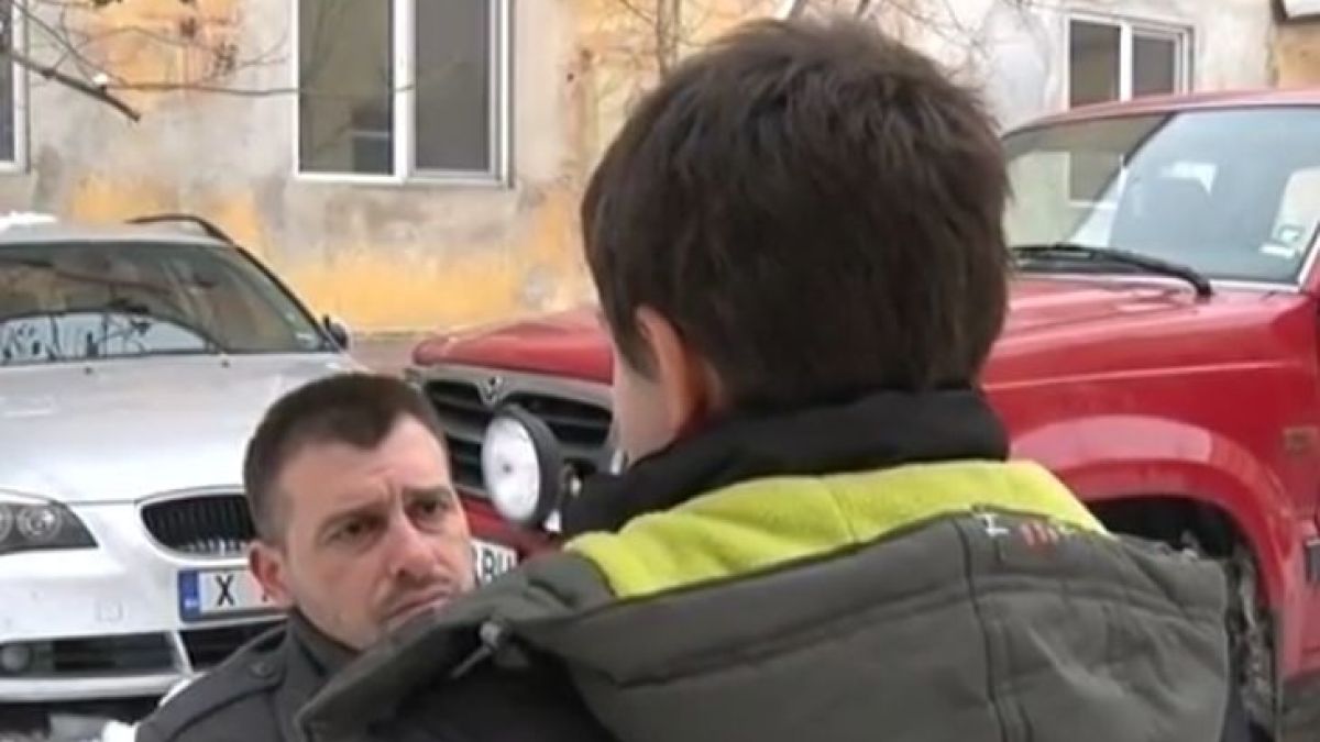 Учител по физическо изгони третокласник на студа 
