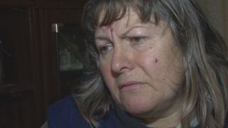 Вдовица живее в глад и мизерия с двете си болни деца 