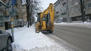 Багер потроши лек автомобил в Габрово (СНИМКИ)