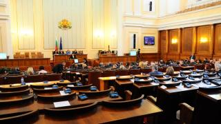 В парламента ври и кипи! Викове и подсвирквания си размениха ГЕРБ и БСП