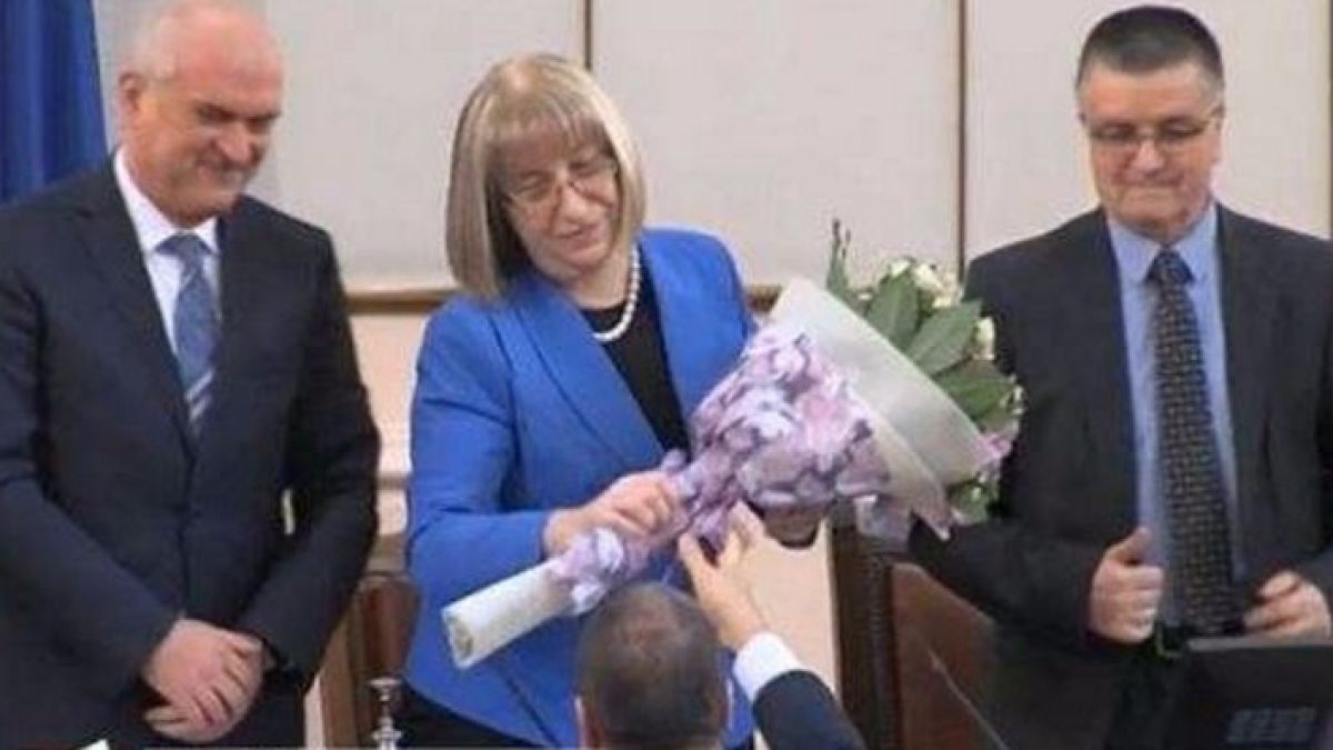 Цветанов с култов жест към Цачева на последното пленарно заседание (СНИМКА)