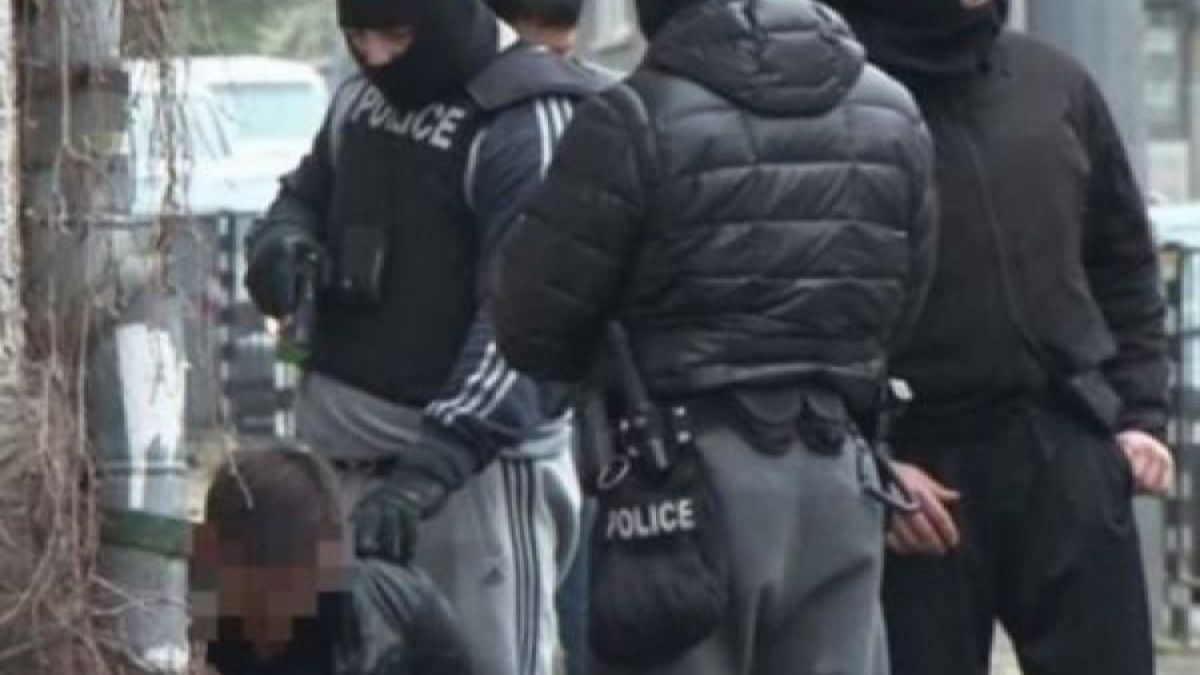Командоси от "Кобра" спипаха в София известни автокрадци, екскортирани от любовницата на единия