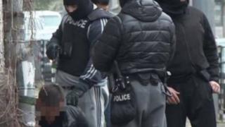 Командоси от "Кобра" спипаха в София известни автокрадци, екскортирани от любовницата на единия