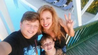 Драма: Зарязаната Рени във война със свекъра си, има проблеми и с децата