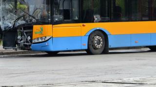 Сигнал до БЛИЦ! Автобус и тролей катастрофираха на 4-ти километър в София
