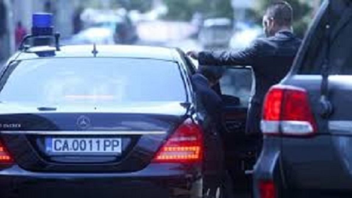 Позор! Служебните министри яхнаха колите на НСО, за да се изфукат пред съседите си