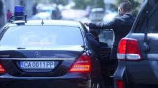 Позор! Служебните министри яхнаха колите на НСО, за да се изфукат пред съседите си