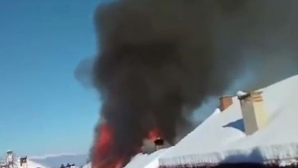 Пожар лумна в старинния квартал на Банско, щетите са огромни (ВИДЕО)