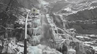 Замръзна най-високият водопад в Европа (ВИДЕО)