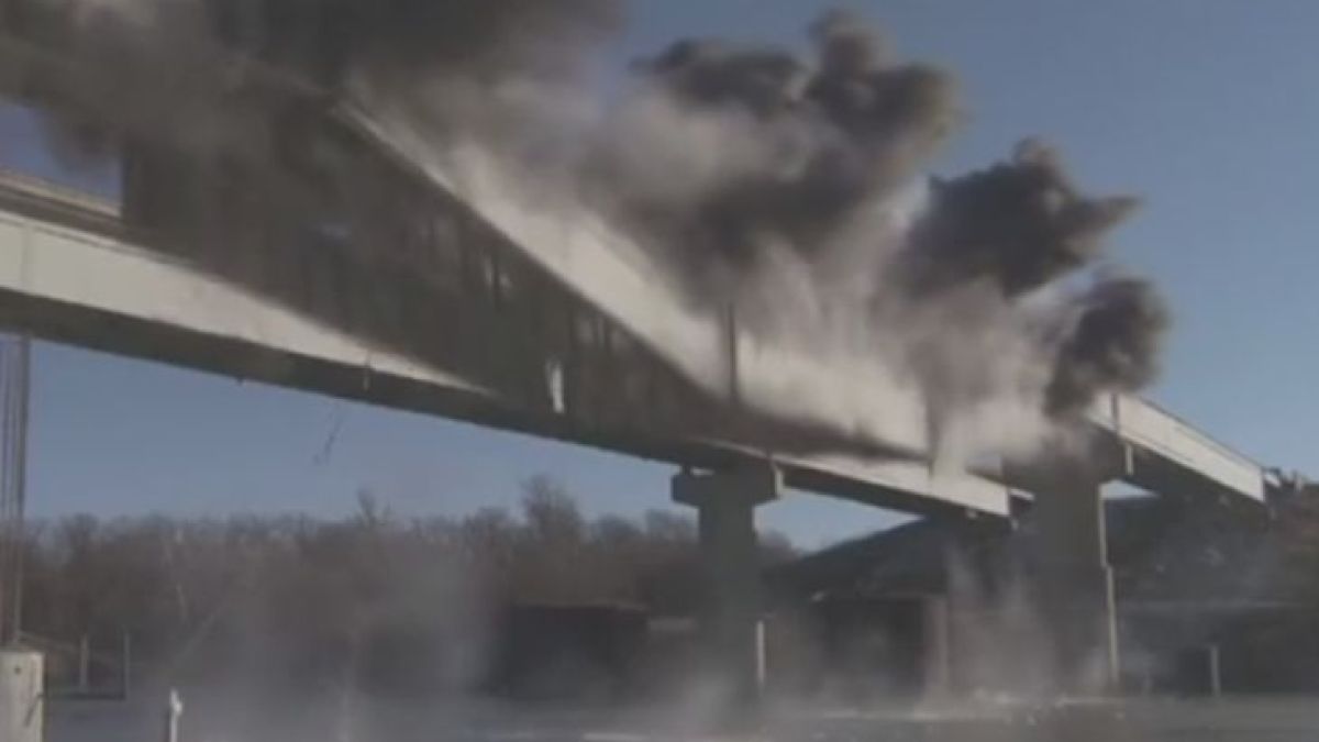 Зрелищно ВИДЕО показа как мост в Оклахома изчезва за секунди