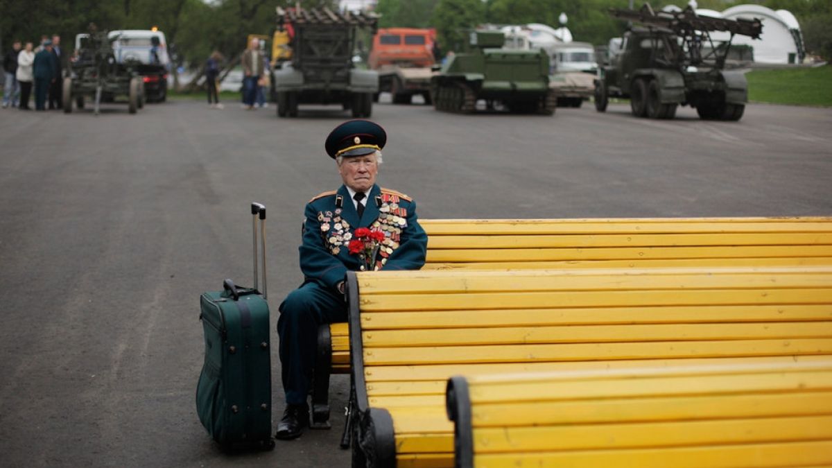 Покъртителни СНИМКИ на самотни ветерани от войната разплакаха мрежата 