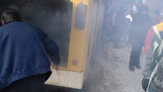 Първо в БЛИЦ! Авария в автобус на столичния градски транспорт, свалят всички пътници на студа (СНИМКИ)