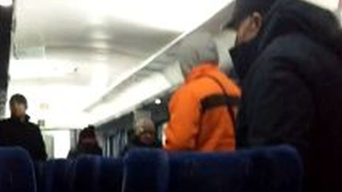 Нов жп абсурд: Пътници зъзнат над час на - 18 докато тръгне влакът от София за Бургас, кондукторът ги уверява, че пътуват за Варна! (ВИДЕО)